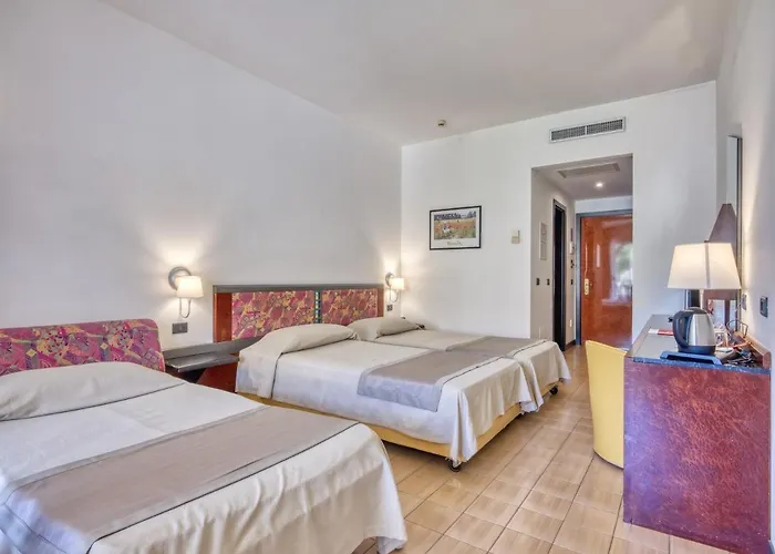 Olimpo Le Terrazze מלון לטויאני