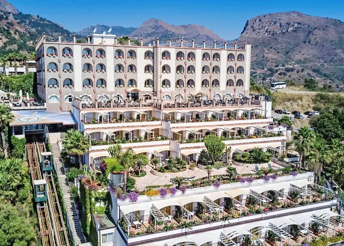 Olimpo Le Terrazze מלון לטויאני