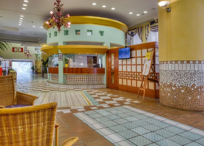 Olimpo Le Terrazze מלון לטויאני