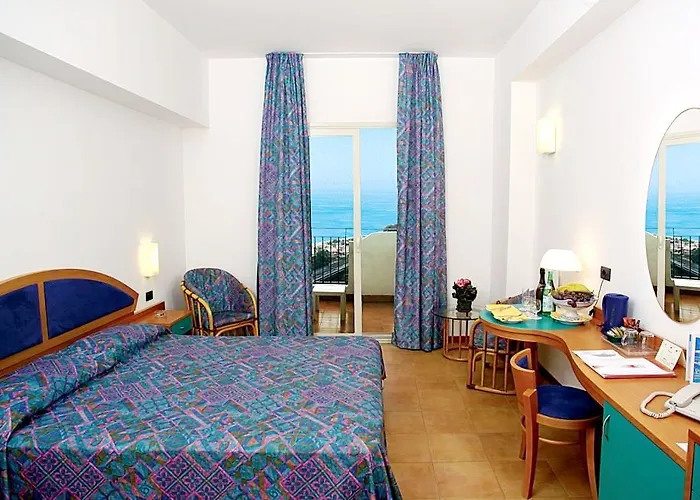 Olimpo Le Terrazze מלון לטויאני