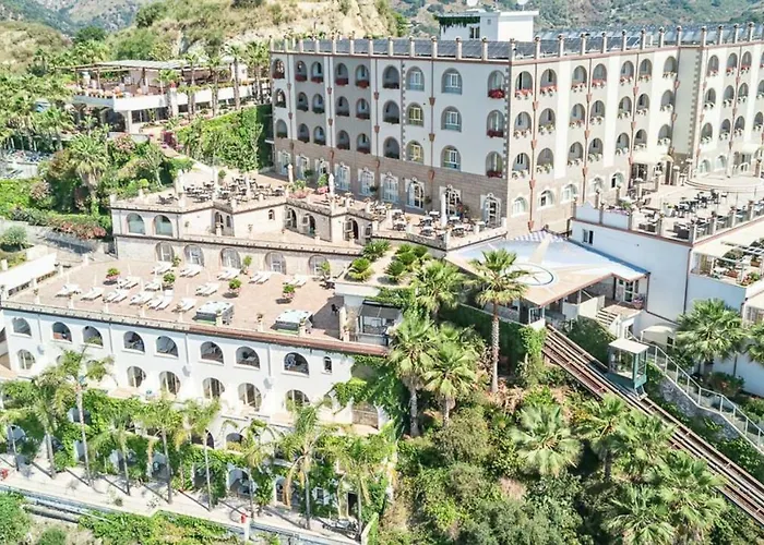 Olimpo Le Terrazze מלון לטויאני